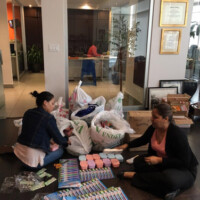 Preparando los regalitos para los abuelitos.